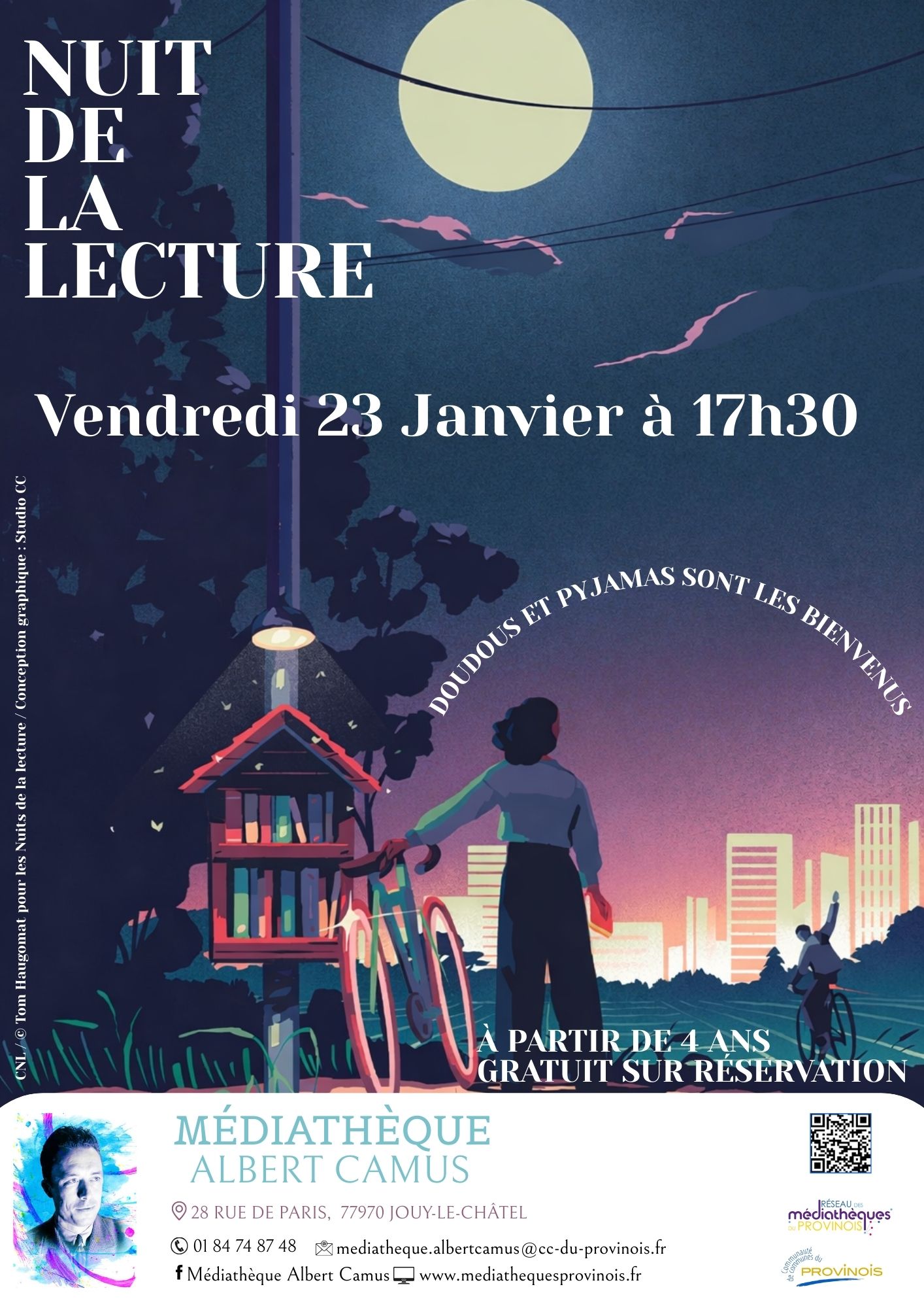 nuit avec femme qui regarde un cycliste a cote d'une bibliotheque