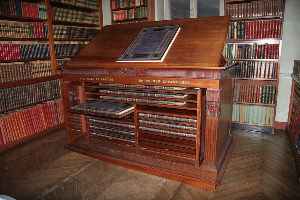 Meuble-bibliothèque de la Description de l'Egypte offert à la Ville de Provins par Marie-Jules-César Lelorgne de Savigny en 1843 © Ville de Provins, Bibliothèque municipale.