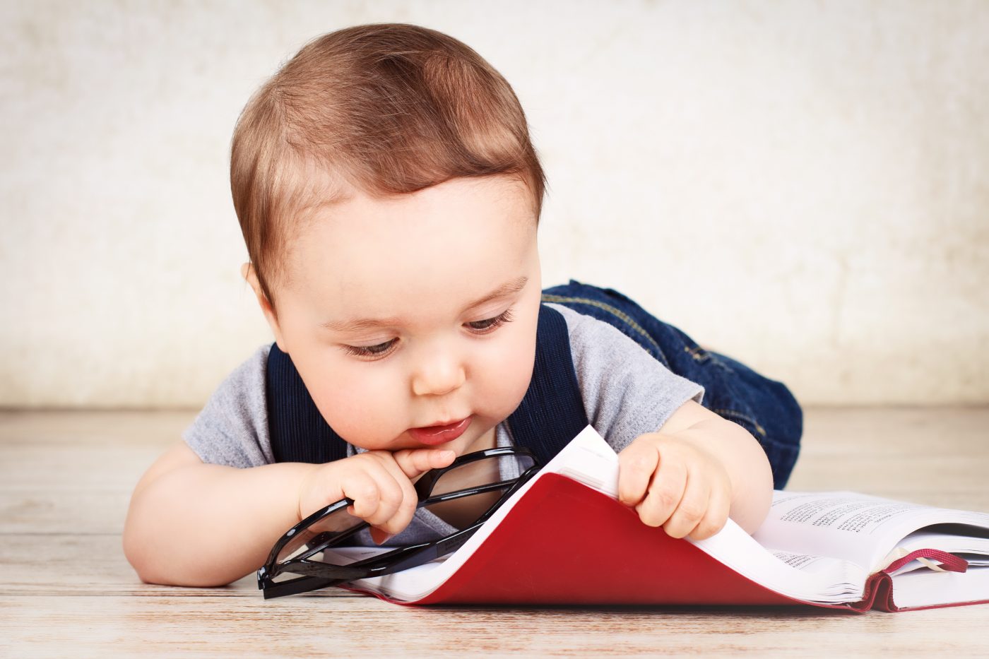 bébé qui lit un livre