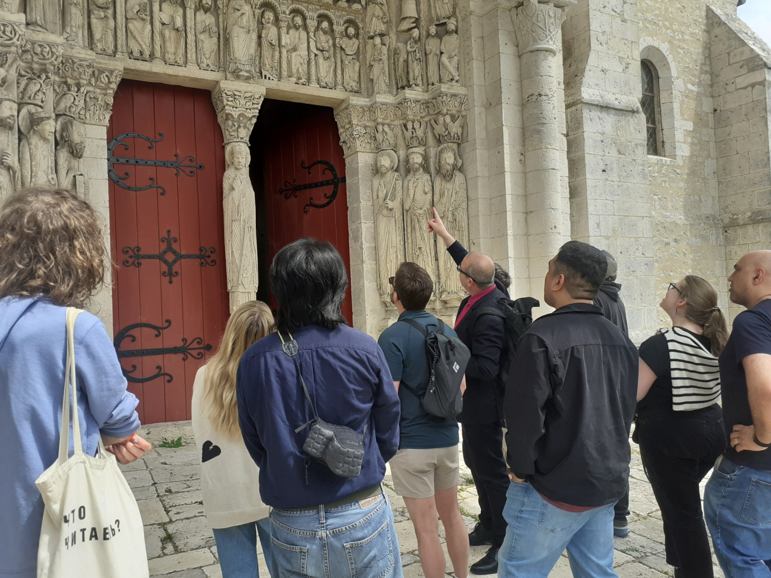 Luc Duchamp faisant la visite de l'église St Loup de naud aux séminaristes