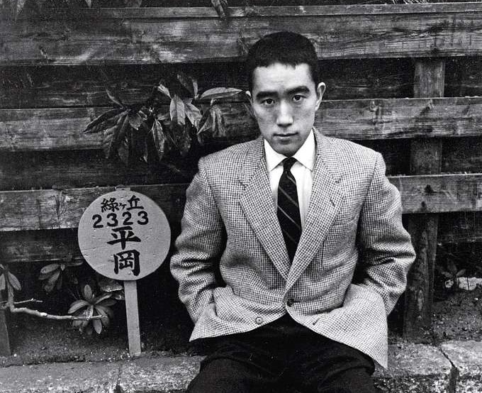 Yukio Mishima assis de face